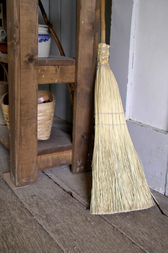 brooms, brushes, tools-214717.jpg